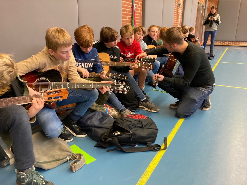 Gitaarles in de gymzaal - De Breul - Samen leven, Samen leren, Samen doen